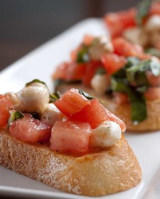 Bruschetta mit Fleischtomaten, Zwiebeln …